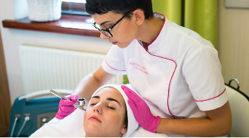 Dia do Esteticista: quando é comemorado, formação e salário do profissional