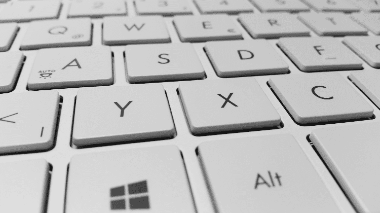 Quais áreas contratam alunos de Tecnologia da Informação ainda durante a faculdade?
