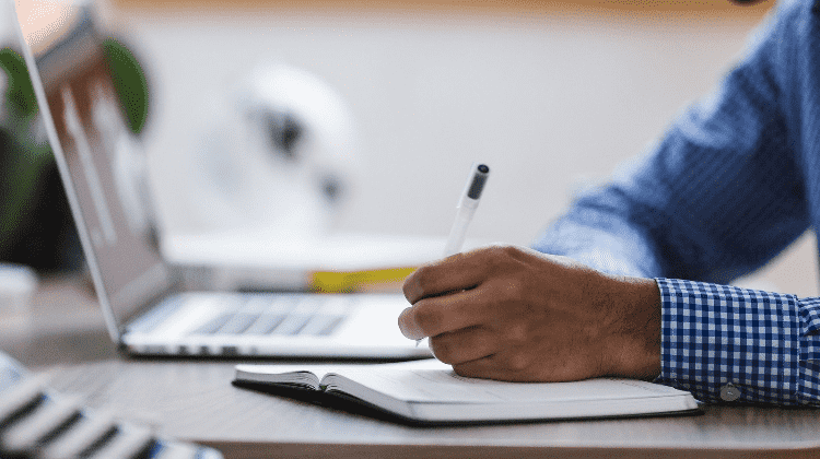 Homem estudando e pesquisando quais são os cursos técnicos mais procurados atualmente