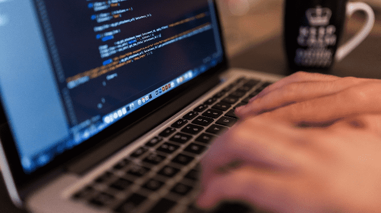 pessoa teclando em um notebook; saiba qual o melhor curso técnico para trabalhar com informática