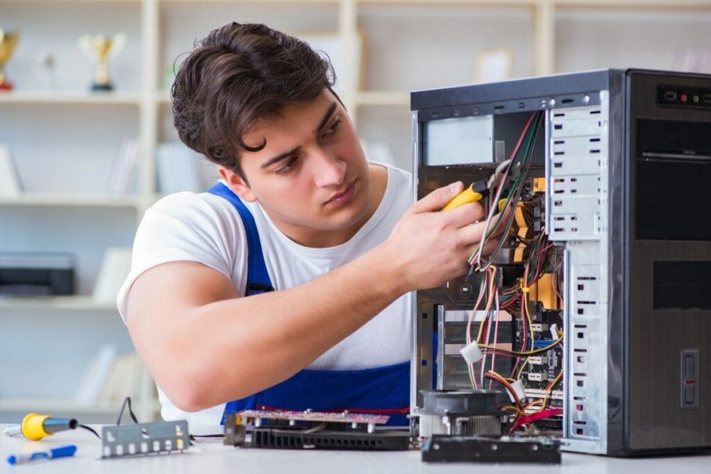 técnico em informática fazendo manutenção em uma CPU de computador