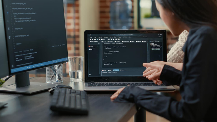 Engenharia de Software semipresencial: como é o curso?