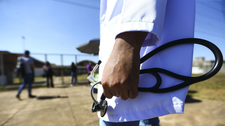 MEC anuncia supervisão para cursos de Medicina com baixo desempenho no Enamed; entenda