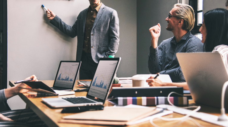 Felicidade corporativa: como empresas estão investindo no bem-estar no trabalho