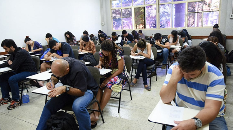 Pode usar caneta azul no Encceja? Veja 4 orientações do Inep para a prova