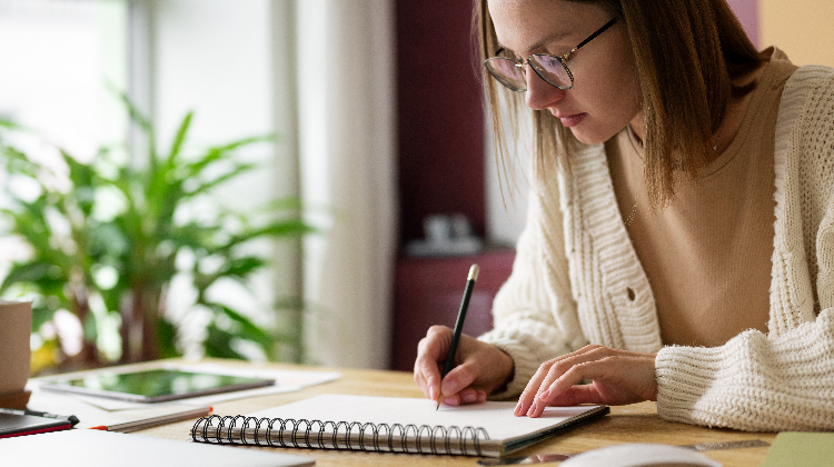 Como fazer resenha: confira o guia completo e veja exemplos