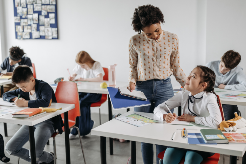 professora com alunos na escola