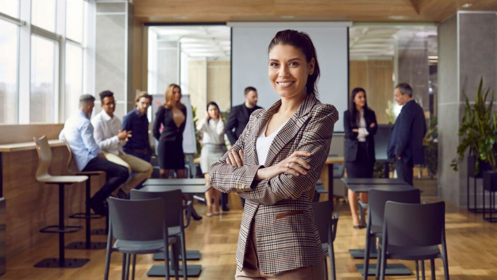 Profissional de Educação Corporativa no centro de uma classe formada por colaboradores.