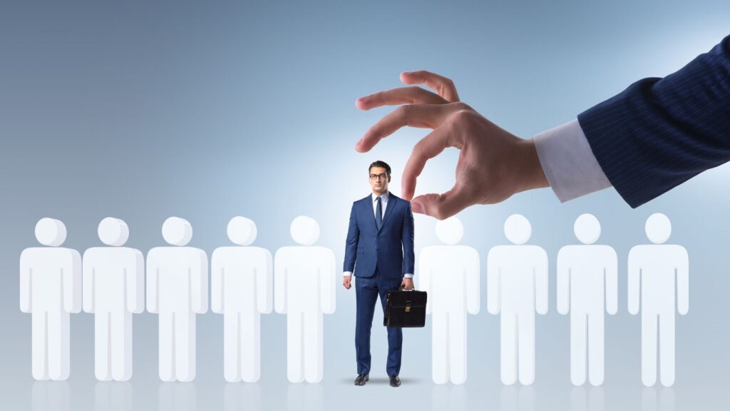 Processo de Recrutamento e Seleção ilustrado por uma mão 