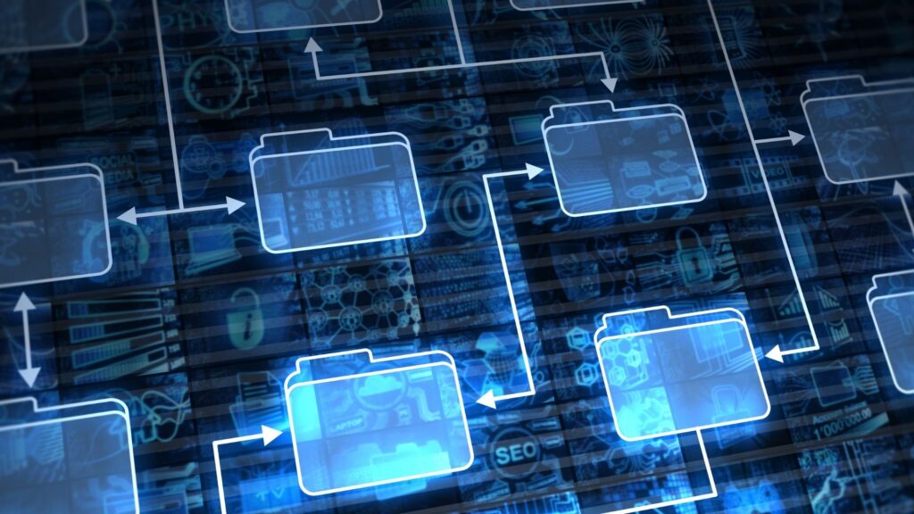 Representação de conjuntos de Sistemas de Informação. A imagem é composta por pastas e setas interligadas em tonalidade azul. Ao fundo, há códigos e elementos que remetem à Tecnologia da Informação..