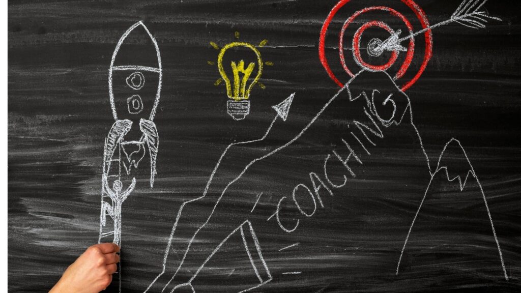 Figuras que representam o crescimento e a evolução, como foguetes e setas ascendentes. Ao lado, há o termo coaching grifado.