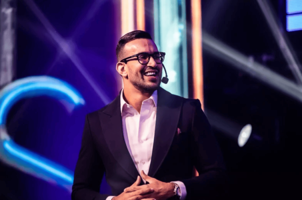 Marcus palestrando durante evento. Saiba quem é Marcus Marques, quanto tem de fortuna e cursos oferecidos
