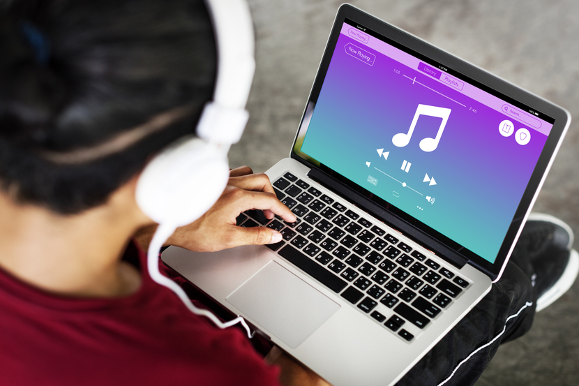 pessoa ouvindo música em app digital