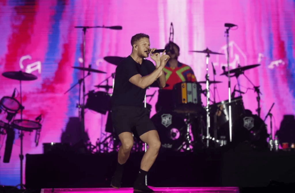 Vocalista da banda Imagine Dragons cantando em show; veja músicas do Imagina Dragons para usar como citação em redação