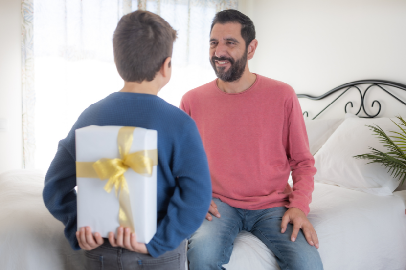 filho entregando um presente dia dos pais para o seu pai