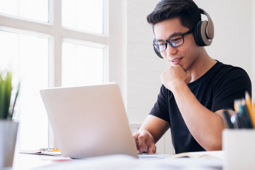 adolescente do ensino médio aprendendo sobre educação financeira no computador