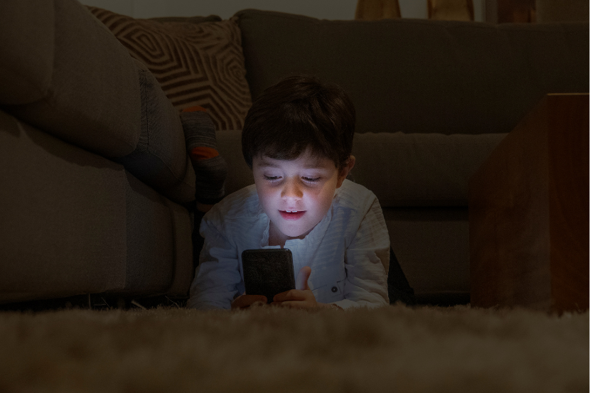 criança sozinha no celular exposta a risco de adultização infantil