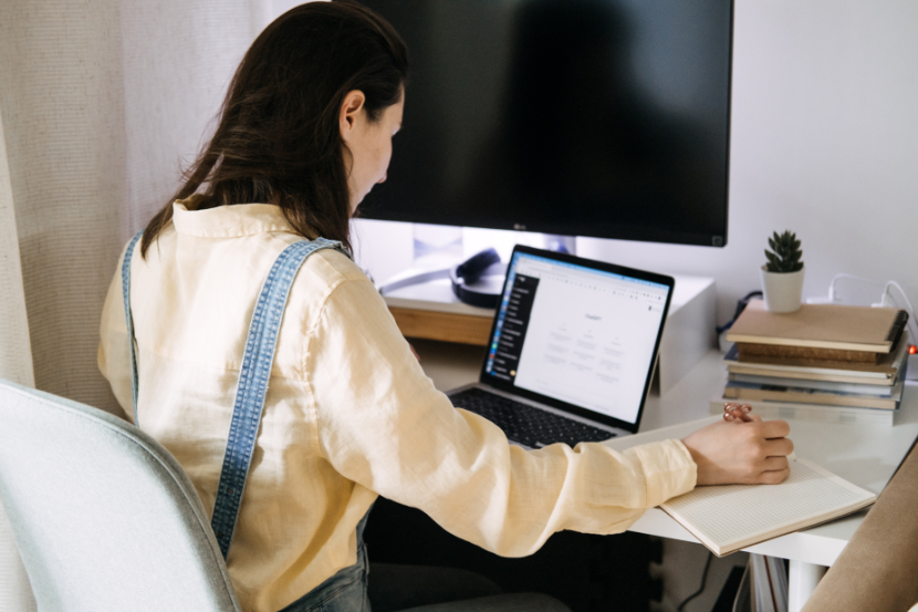 menina estudando com modo estudo chatgpt e fazendo anotações no caderno