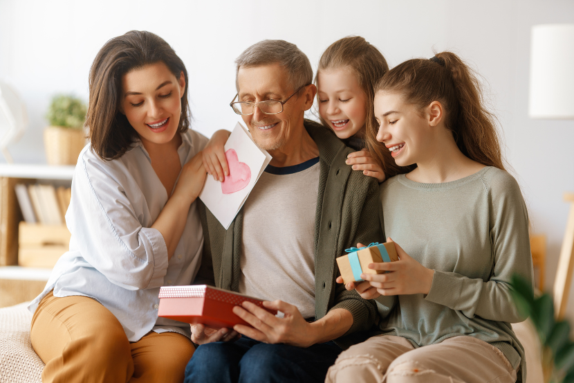 família entregando um presente dia dos pais