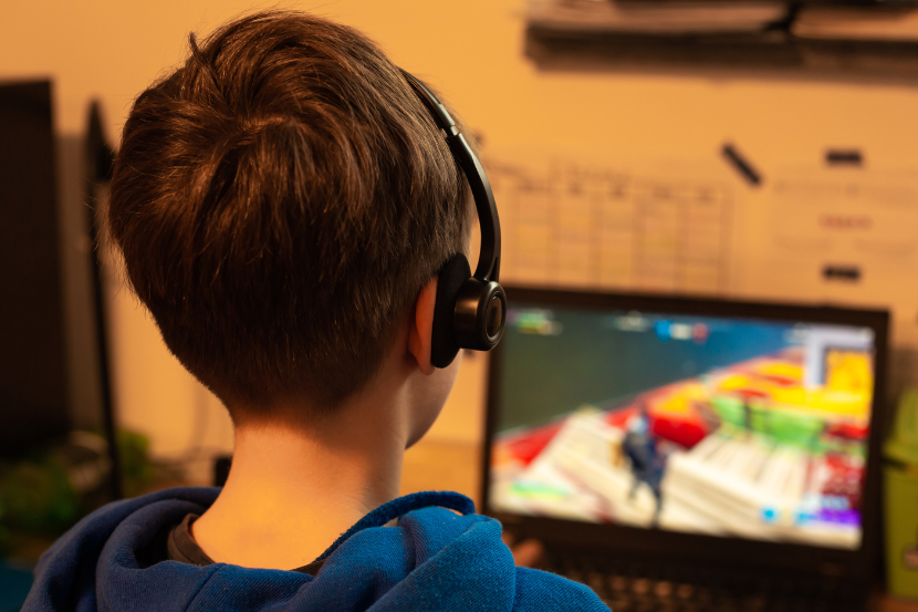 criança no computador jogando exposta a adultização infantil. 