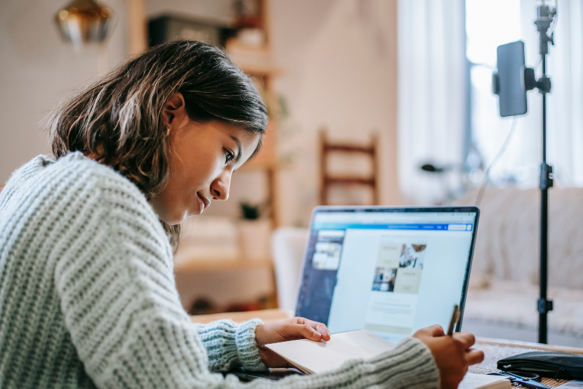 adolescente estudando com o modo estudo do chatgpt