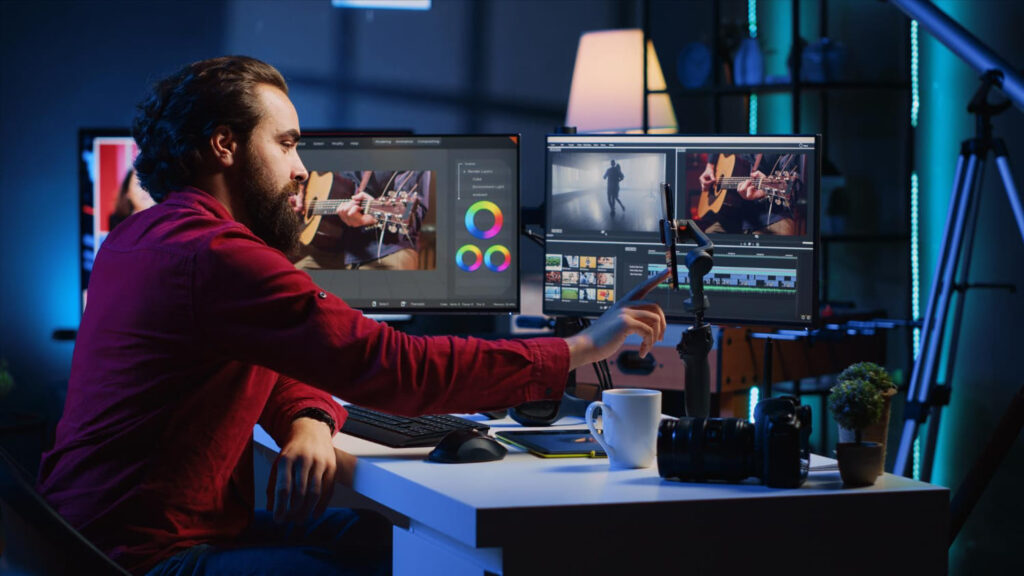 Profissional de motion designer trabalhando em um projeto em sua mesa e computador; entenda a diferença entre design gráfico e motion design