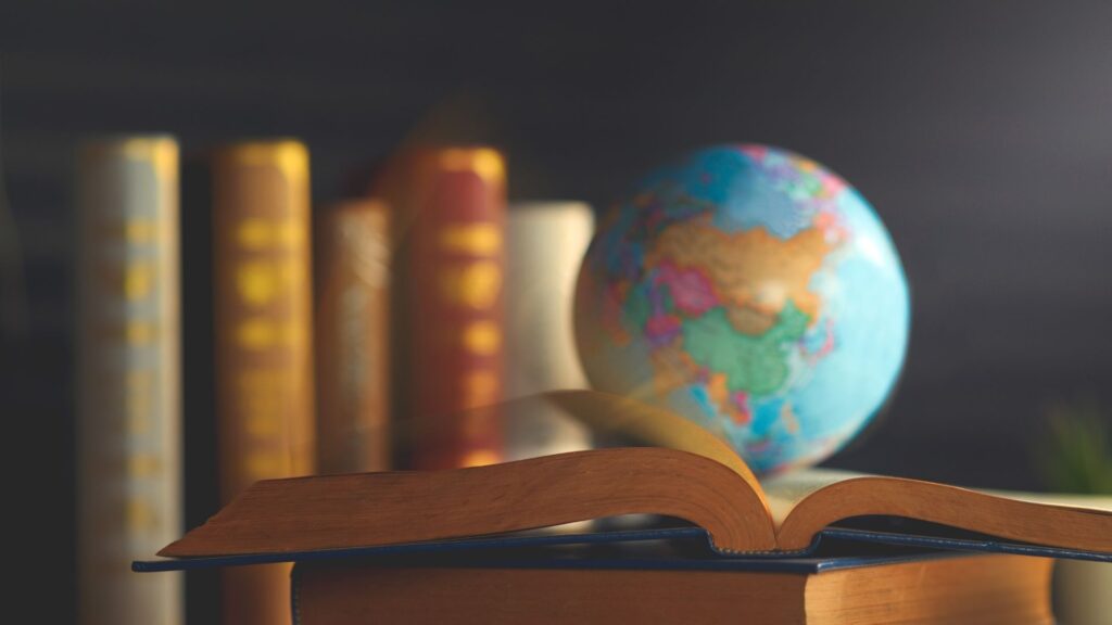 Livros e um globo terrestre.