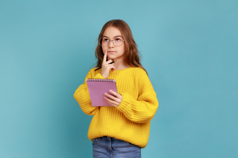 menina com dúvidas sobre trend de levantar pessoa com dois dedos