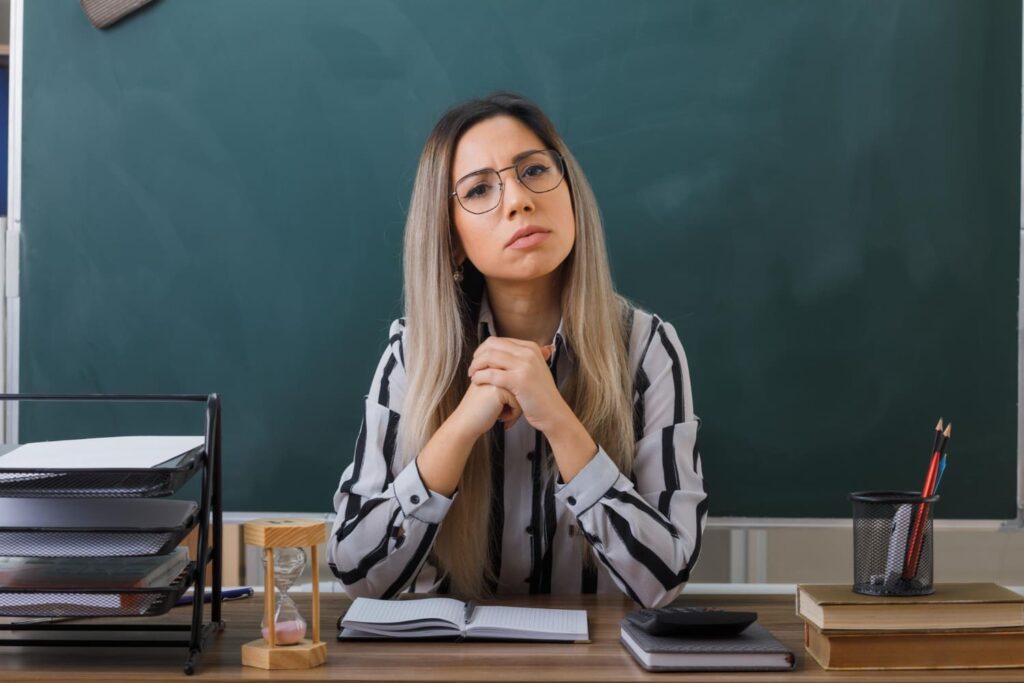 Professora em dúvida pensando qual documento comprova que é professor
