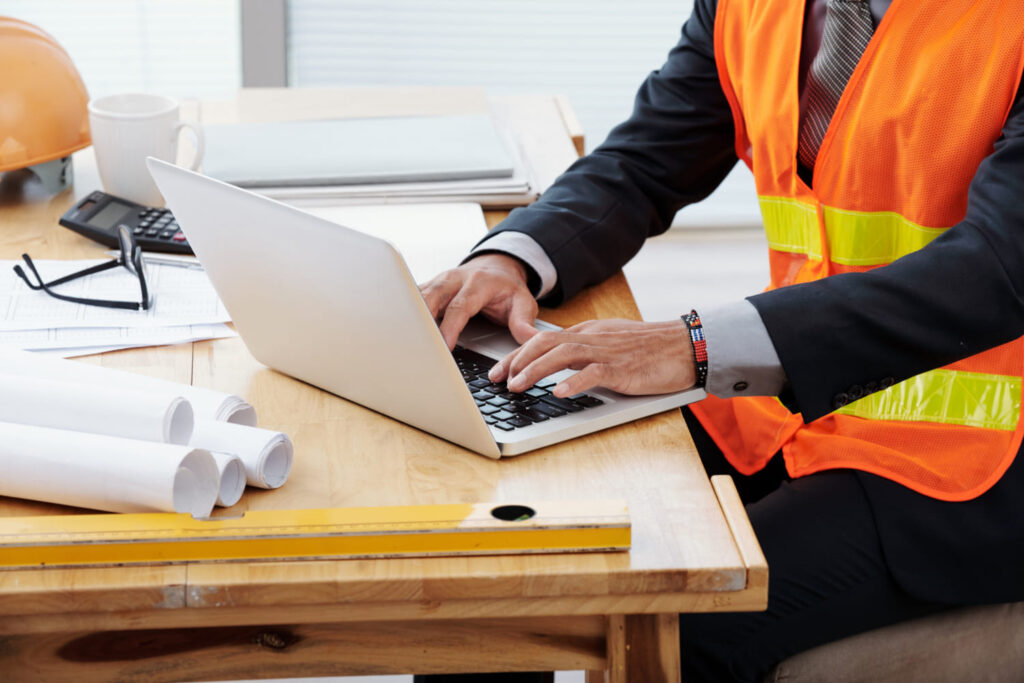 Técnico em Segurança do Trabalho usando o computador e procurando como obter o seu registro profissional