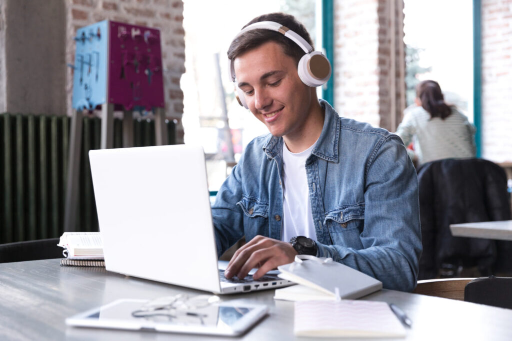 Jovem fazendo curso gratuito do Senac de forma online