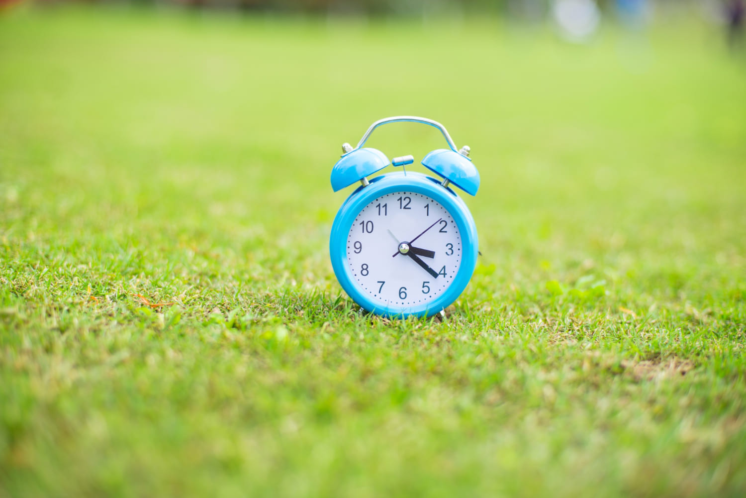 Horário de verão atrasa ou adianta 1 hora? Entenda!