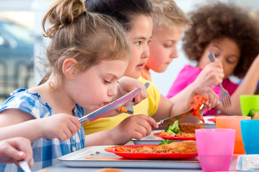 crianças com prato de comida em alimentação escolar