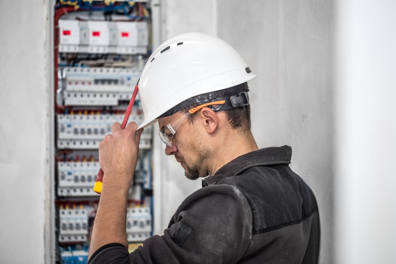 Salário Técnico Eletricista 2025: veja quanto ganha o profissional