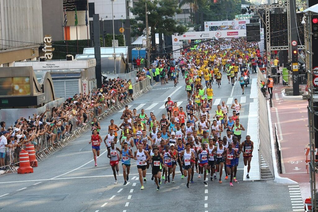 Pessoas participando da corrida São Silvestre; veja quantos km tem a São Silvestre