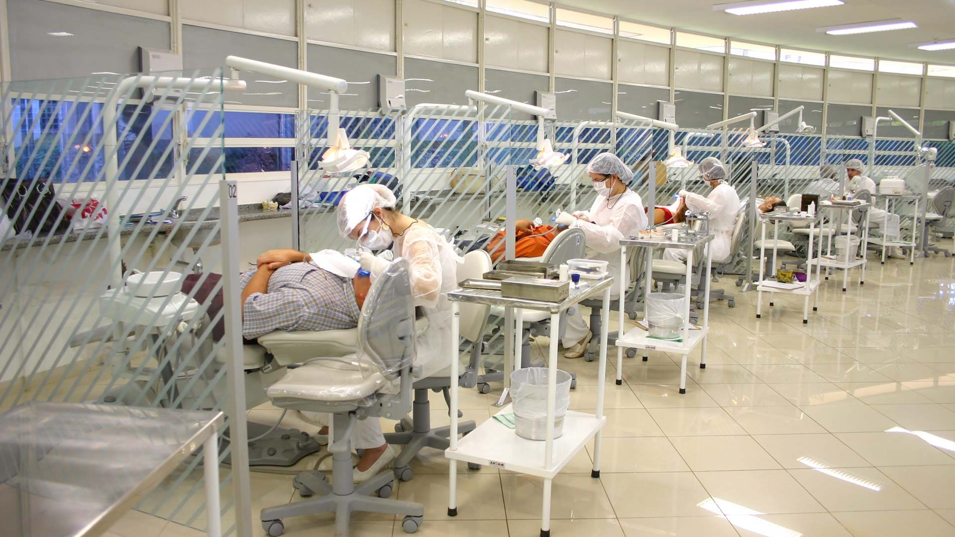 Qual faculdade fazer tratamento dentário gratuito em 2025?
