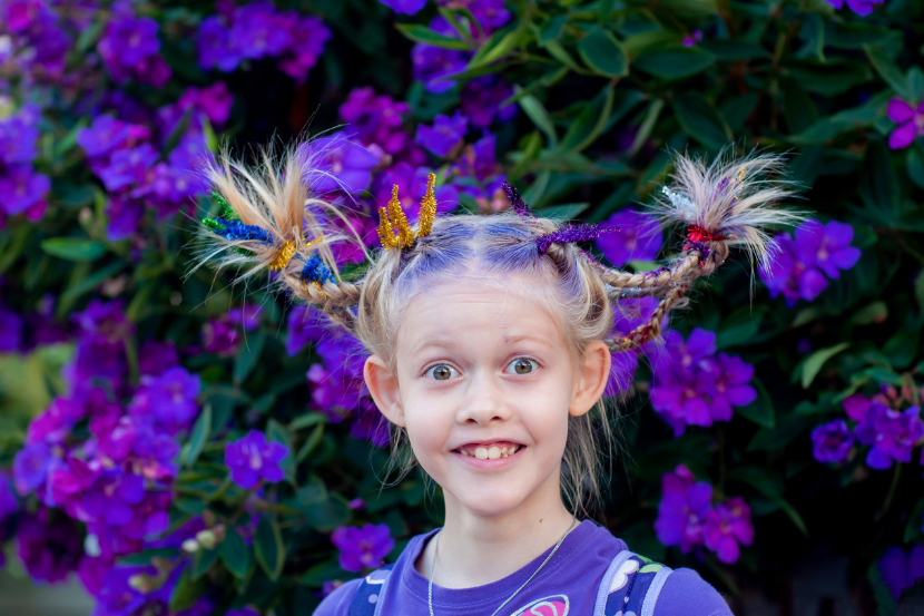 menina com cabelo maluco na semana maluca