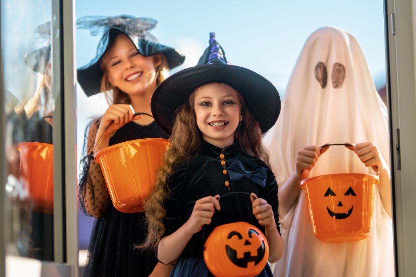 crianças fantasiadas para o halloween na escola