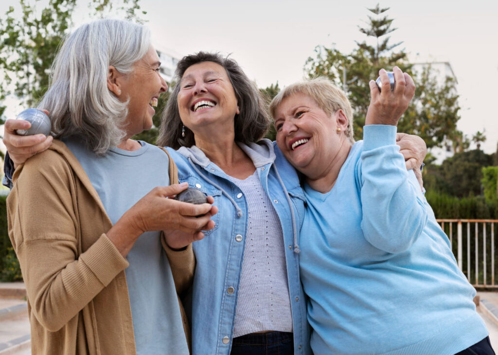 Grupo de mulheres idosas sorrindo e se abraçando; Dia do Idoso: veja frases e origem da data em 1º de outubro
