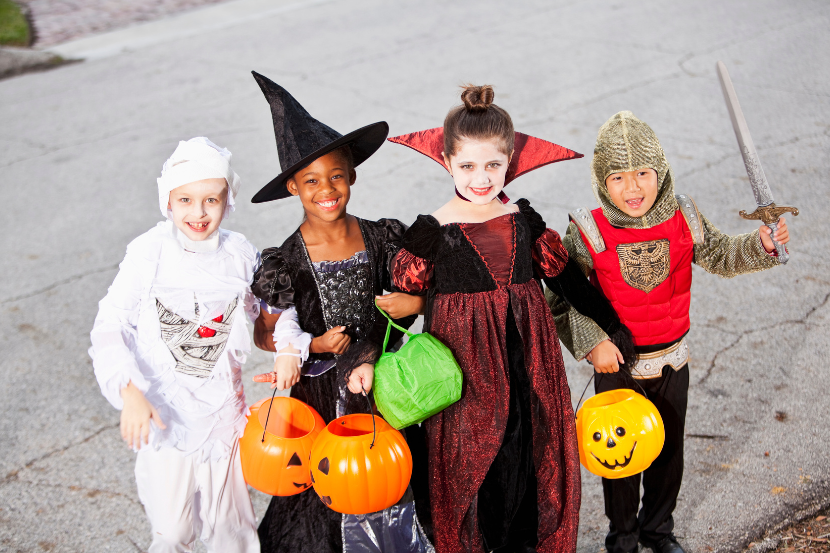crianças com fantasias de halloween infantil para a festa da escola