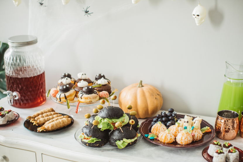uma festa de halloween com comidas de halloween típicas e criativas