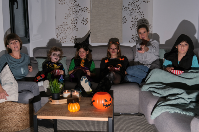 família assistindo filmes temáticos na noite de halloween