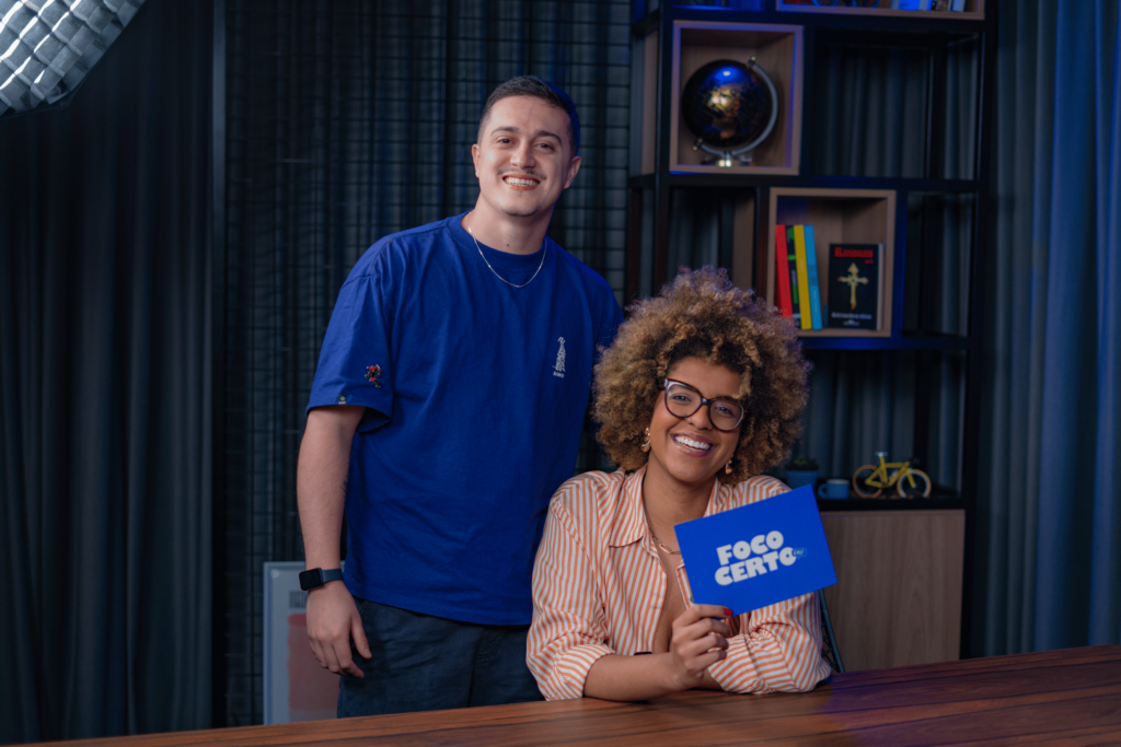 Lucas Medeiros e Laís Rodrigues, que apresentam o podcast Foco Certo Cast, da Quero Bolsa