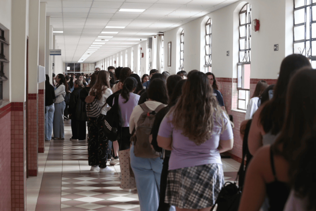 Candidatos a caminho da sala de prova do vestibular da Unicamp; saiba se pode levar o caderno de questões da Unicamp para casa depois que terminar