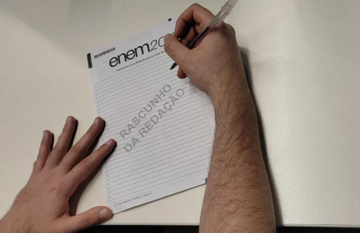 Enem 2025: Cartilha alerta sobre o “repertório de bolso” e reforça uso de referências autênticas na redação