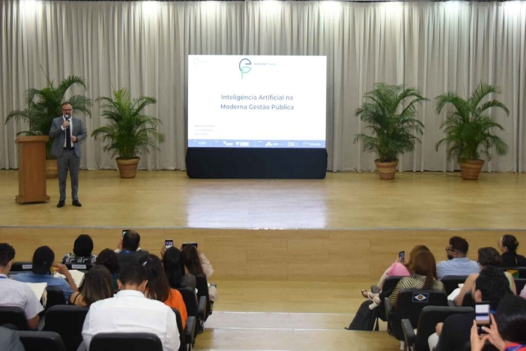 Mario Trentim em palestra sobre Inteligência Artificial na Gestão Pública