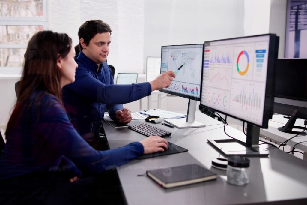 Profissional analisando painel digital com KPIs e gráficos