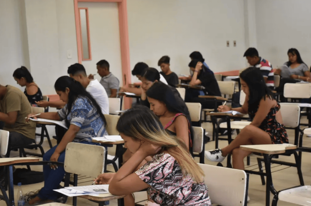Candidatos fazendo a prova da Unicamp em sala de aula; Revisão Unicamp 2026: saiba quais conteúdos mais caem na prova