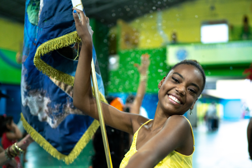 menina feliz representando a cultura do Brasil