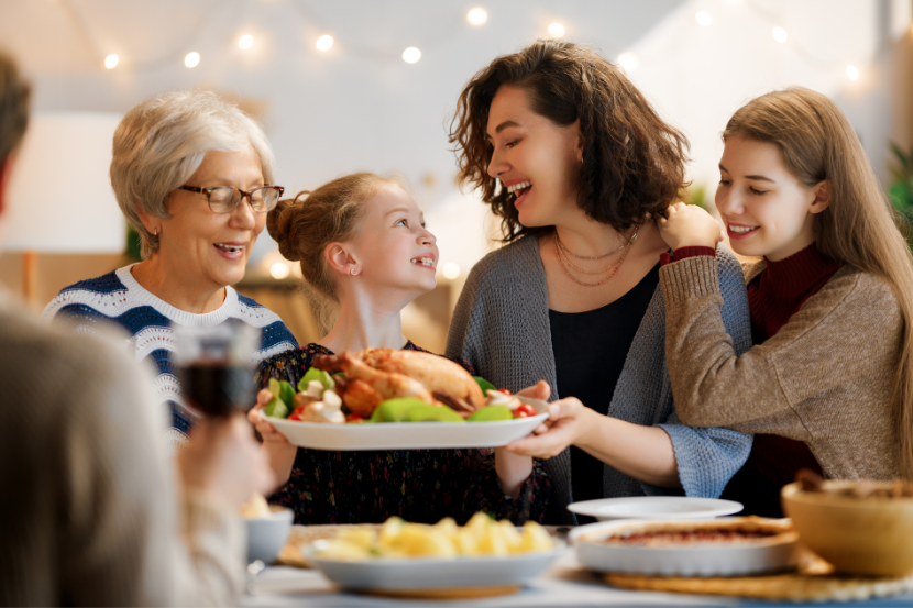 família feliz reunida para jantar de dia de ação de graças